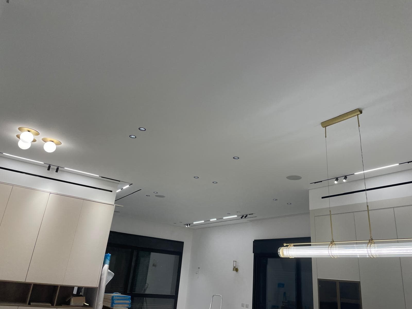Crisp ceiling finish with recessed and accent lighting
